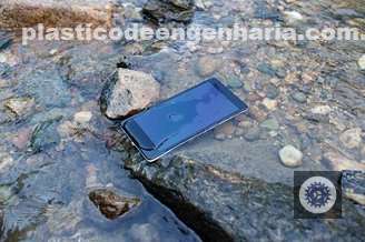 De forma ampla, eletrônicos de pequeno porte costumam ter recuperação após serem inundados com água.