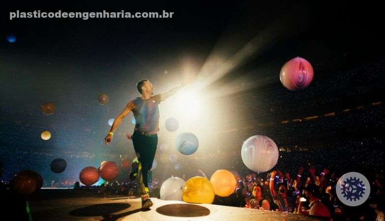 Na imagem aparece o vocalista da banda Coldplay, que terá seu disco feito de plástico