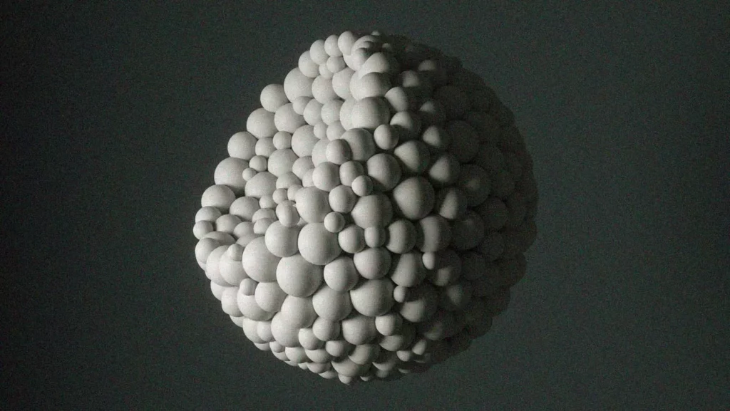 Na imagem aparece uma bola amassada, formada por várias bolas. Representando a inovação do plástico biodegradável