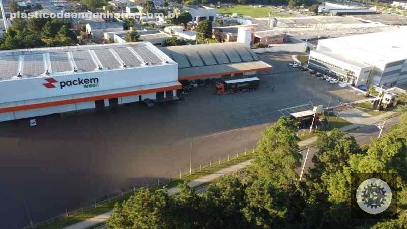 Na foto aparece o espaço da Packem, um recicladora que chegou ao Paraná. AO redro do local há outras ocupações e árvores