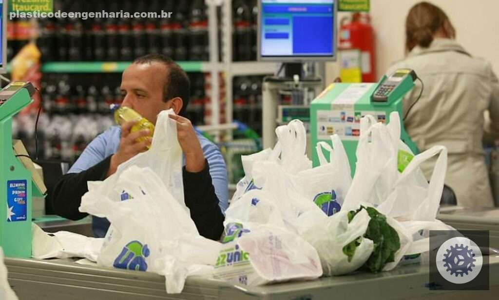 Homem trabalhando em um caixa de supermercado, ilustrando a troca de plásticos por descontos