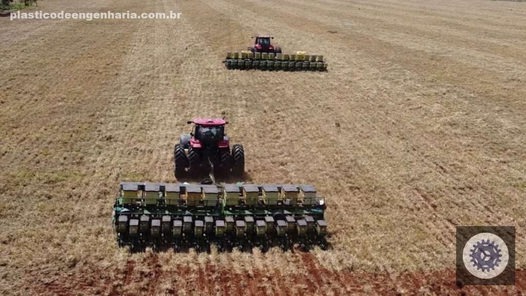 Inoculante potencializa nutrição do pasto e eleva produtividade em mais de 20% para pecuários mais eficientes 5 1746789460 990 trator plantio solo 16.04.2025