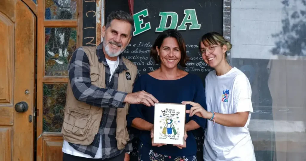91% de reciclagem de plástico, arte com resíduos e 121 mil quilos recuperados em uma única iniciativa 7 Laboratório do Plástico transforma resíduos em arte e cidadania na Trafaria