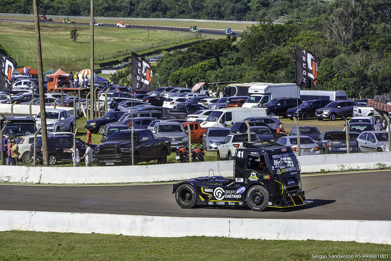 Estacionamento do Autódromo Zilmar Beux, em Cascavel - Foto: Sergio Sanderson