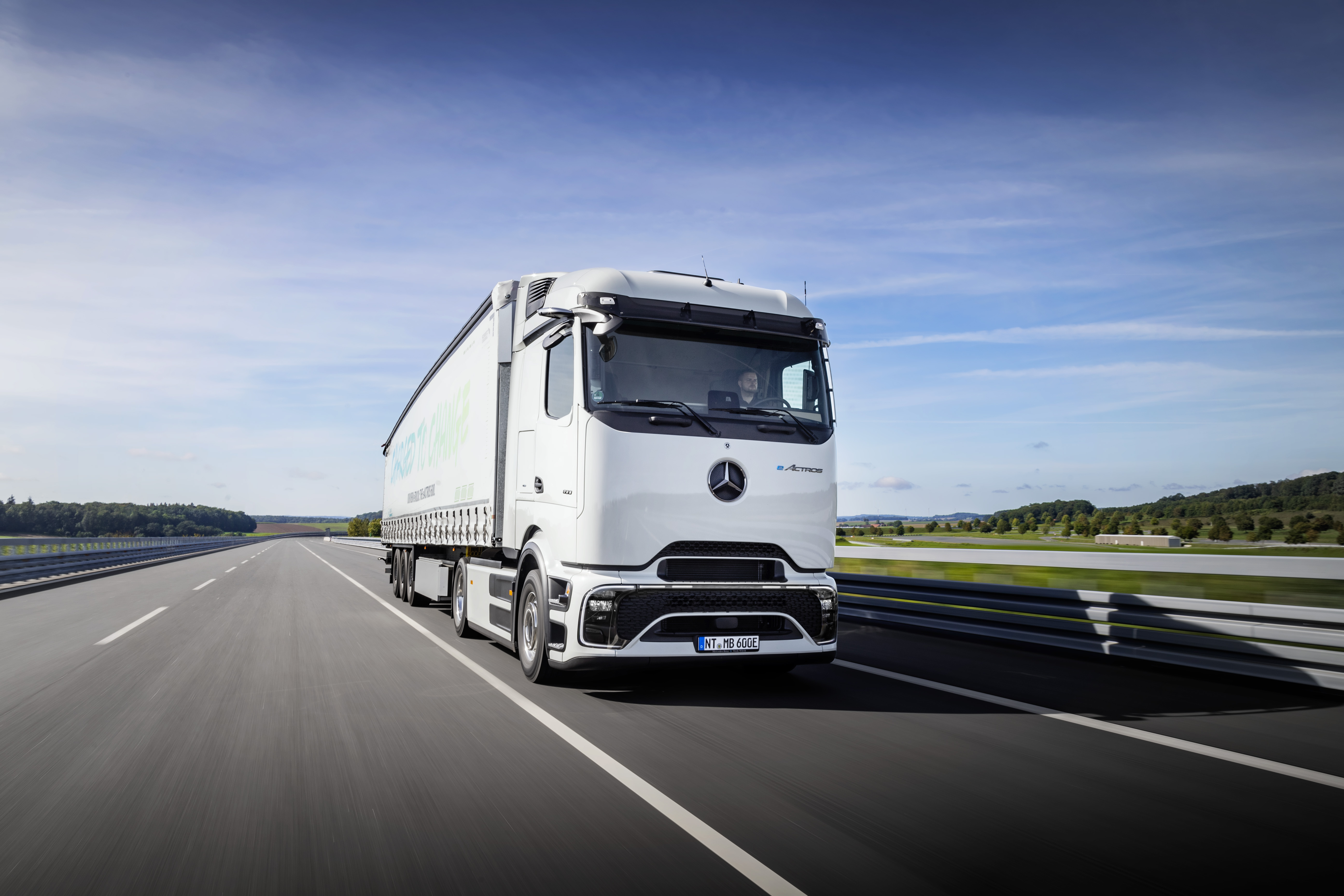 eActros 600 em estação de carga