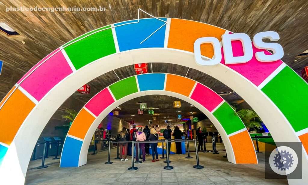 Imagem do arco central da Virada ODS. O arco tem o fundo na cor branca, e quadrados nas cores azul, verde, laranja e rosa