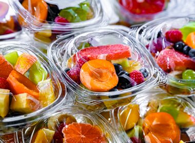 Aditivos em embalagens plásticas elevam proteção e vida útil, mas desafiam reciclagem e normas do setor.