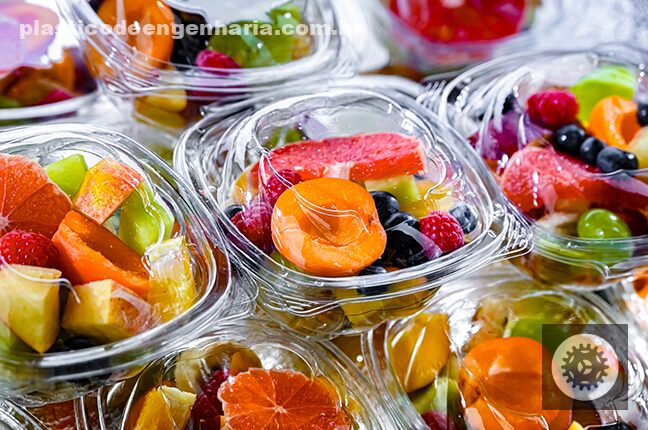 Aditivos em embalagens plásticas elevam proteção e vida útil, mas desafiam reciclagem e normas do setor.