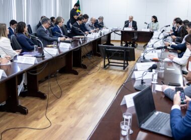 Alckmin discute tarifa dos EUA com Raízen, JBS, Weg, Embraer e Suzano