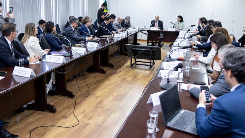 Alckmin discute tarifa dos EUA com Raízen, JBS, Weg, Embraer e Suzano