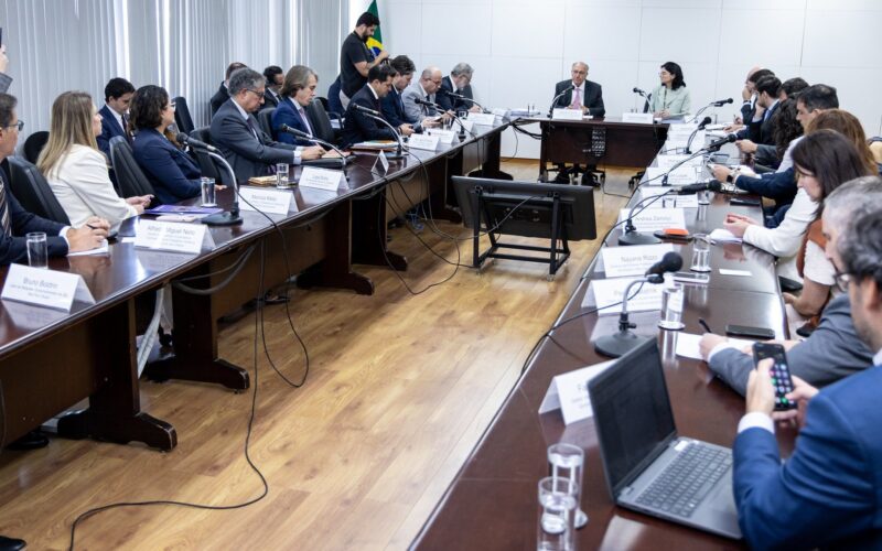 Alckmin discute tarifa dos EUA com Raízen, JBS, Weg, Embraer e Suzano