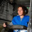 Comgás realiza curso gratuito de operação de retroescavadeiras para mulheres
