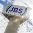 Aqui estão algumas opções de títulos persuasivos e criativos para o blog, com base na informação "Dupla Listagem da JBS é aprovada em assembleia":

1. JBS Global: O Que a Dupla Listagem Significa Para Seu Bolso?
2. A Dupla Listagem da JBS Destravada: Prepare-se Para as Mudanças!
3. JBS Na Bolsa Americana: Oportunidade de Ouro ou Armadilha?
4. JBS Abre Capital Nos EUA: Impacto Direto Nos Seus Investimentos.
5. Dupla Listagem da JBS: Guia Definitivo Para Investidores Inteligentes.
6. JBS Mais Forte: Como a Dupla Listagem Beneficia a Empresa (e Você?).
7. JBS nos EUA: Desvendando os Segredos da Dupla Listagem Aprovada.
8. Rumo a Wall Street: Decifrando a Estratégia da JBS Na Bolsa Americana.