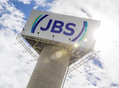Aqui estão algumas opções de títulos persuasivos e criativos para o blog, com base na informação "Dupla Listagem da JBS é aprovada em assembleia":

1. JBS Global: O Que a Dupla Listagem Significa Para Seu Bolso?
2. A Dupla Listagem da JBS Destravada: Prepare-se Para as Mudanças!
3. JBS Na Bolsa Americana: Oportunidade de Ouro ou Armadilha?
4. JBS Abre Capital Nos EUA: Impacto Direto Nos Seus Investimentos.
5. Dupla Listagem da JBS: Guia Definitivo Para Investidores Inteligentes.
6. JBS Mais Forte: Como a Dupla Listagem Beneficia a Empresa (e Você?).
7. JBS nos EUA: Desvendando os Segredos da Dupla Listagem Aprovada.
8. Rumo a Wall Street: Decifrando a Estratégia da JBS Na Bolsa Americana.