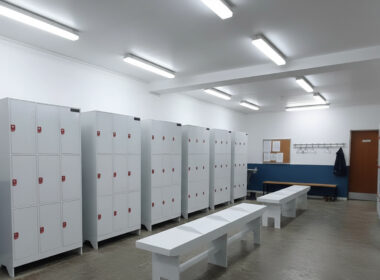 Roupeiro plástico 12 portas: durabilidade, higiene e segurança no vestiário