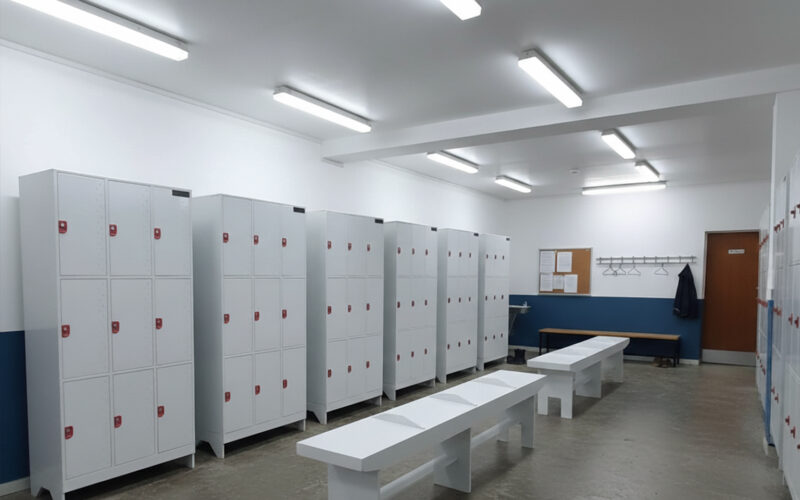 Roupeiro plástico 12 portas: durabilidade, higiene e segurança no vestiário