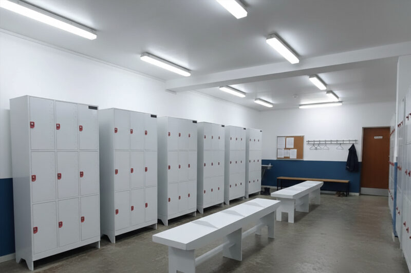 Roupeiro plástico 12 portas: durabilidade, higiene e segurança no vestiário