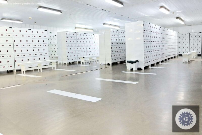 Armário de Plástico PEAD 32 Portas: Solução para Grandes Equipes sem Obras Complexas