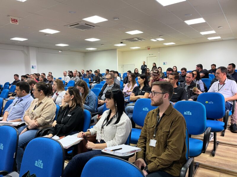 Aurora Coop oferece treinamento essencial para mitigar riscos da Influenza Aviária e proteger a avicultura.