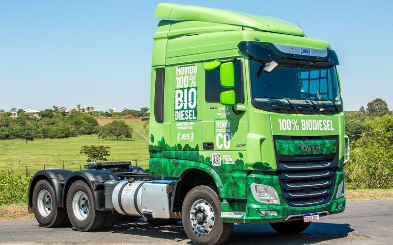 Teste feito por DAF e JBS aponta que biodiesel 100% (B100) pode ter rendimento equivalente ao diesel fóssil