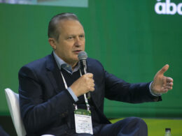 Brasil alimenta o futuro: JBS revela o plano para energia e comida sustentáveis. 33 Brasil alimenta o futuro: JBS revela o plano para energia e comida sustentáveis.