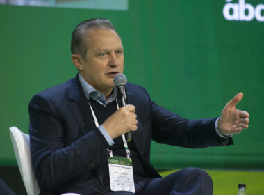 Brasil alimenta o futuro: JBS revela o plano para energia e comida sustentáveis.
