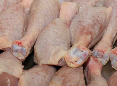 Brasil fortalece mercado externo com a reabertura da Jordânia e Kuwait para exportação de frango, impulsionando as vendas.