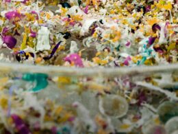 Cadeiras sustentáveis fabricadas com plástico moldável sem corante usando energia renovável para mais durabilidade