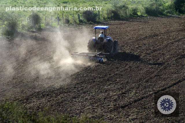 Trator em operação de preparação de solo. Foto: divulgação