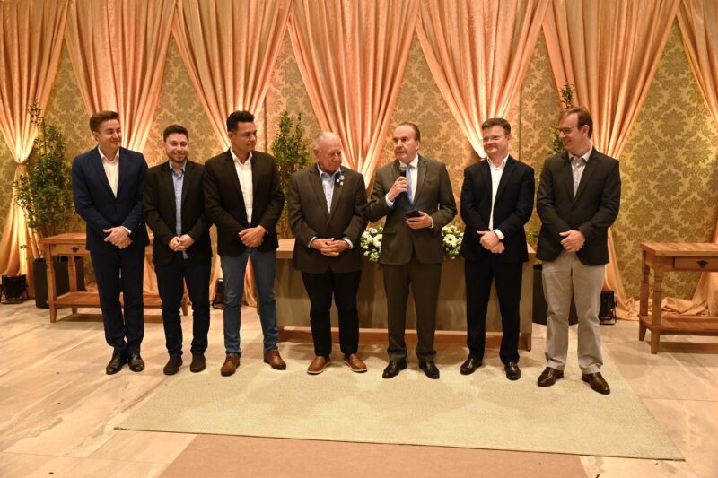 Casamento coletivo da Lar Cooperativa reúne recorde de casais com cerimônia completa e economia para as famílias