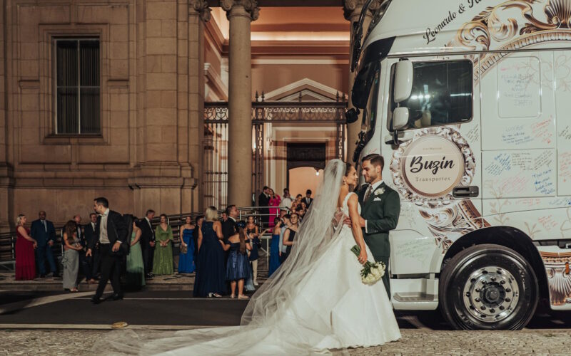 Empresário faz casamento dos sonhos dando destaque a caminhões exclusivos
