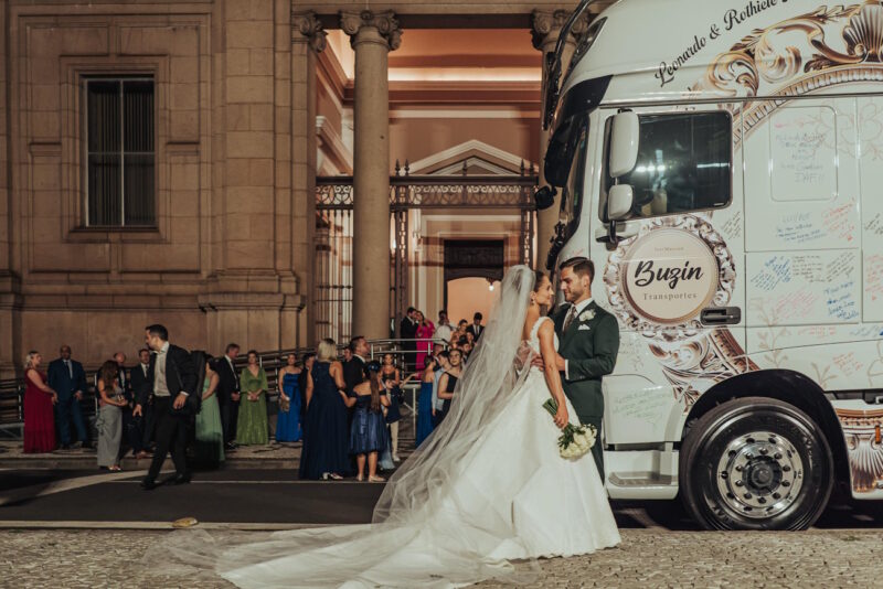 Empresário faz casamento dos sonhos dando destaque a caminhões exclusivos