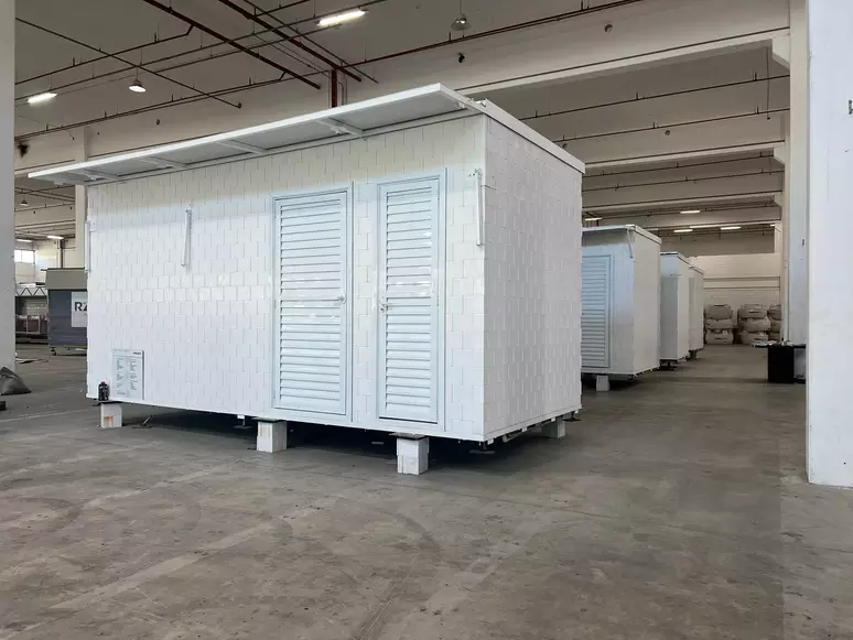 Na imagem aparece uma estrutura feita com os tijolos de plástico reciclado