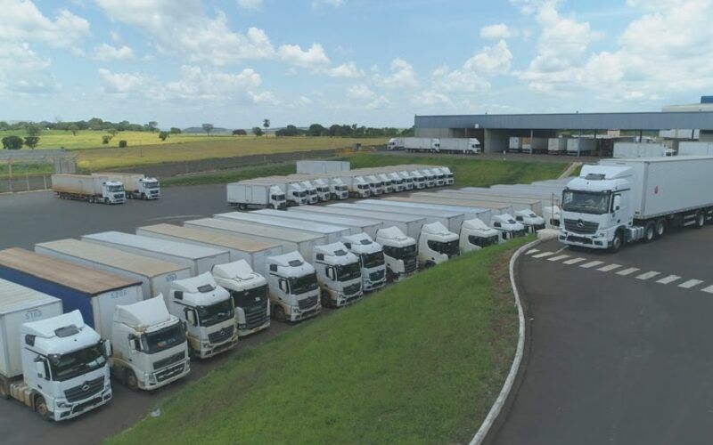 Oportunidade para caminhoneiros: Transportadoras procuram profissionais para atuarem em diferentes regiões do país