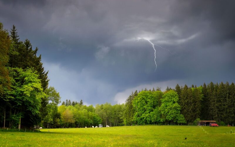 Chuva intensa até 15 de abril: descubra as regiões que podem receber até 200 mm de água e prepare-se para o clima