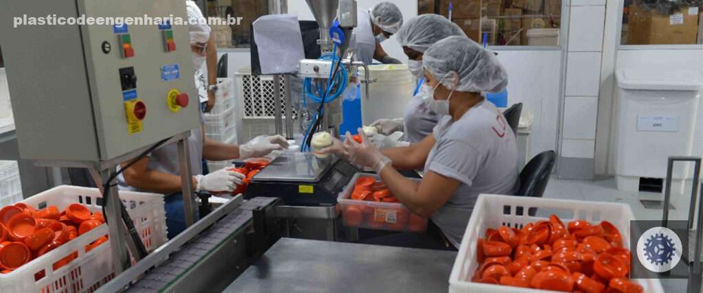 Na imagem aparecem pessoas trabalhando na indústria.