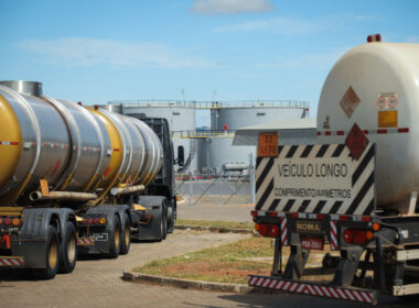 Combate a devedores contumazes no setor de combustíveis enfrenta desafios legais e impactos no mercado.