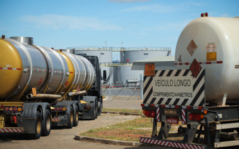 Combate a devedores contumazes no setor de combustíveis enfrenta desafios legais e impactos no mercado.