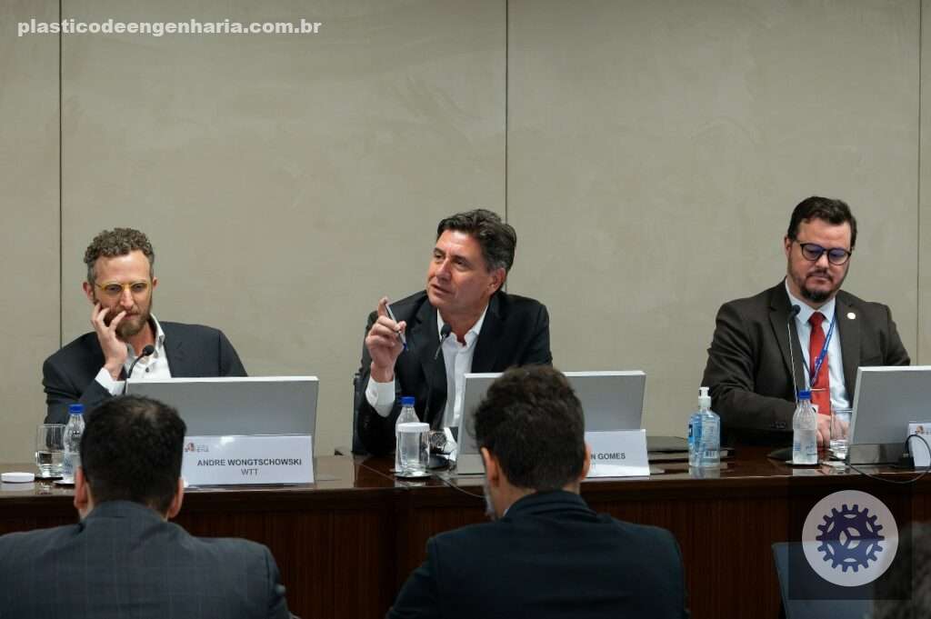 Na imagem aparecem representantes da CNI e da WTT, no encontro para debater sobre a inovação orientada por missões