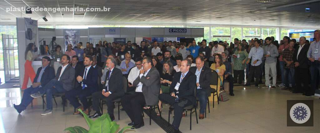 Na imagem aparecem representantes da indústria na feira Interplast