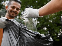 Copo de plástico 100% reciclável com embalagem rastreável e programa de troca por materiais escolares sustentável