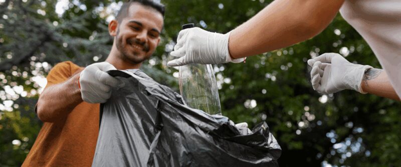 Copo de plástico 100% reciclável com embalagem rastreável e programa de troca por materiais escolares sustentável