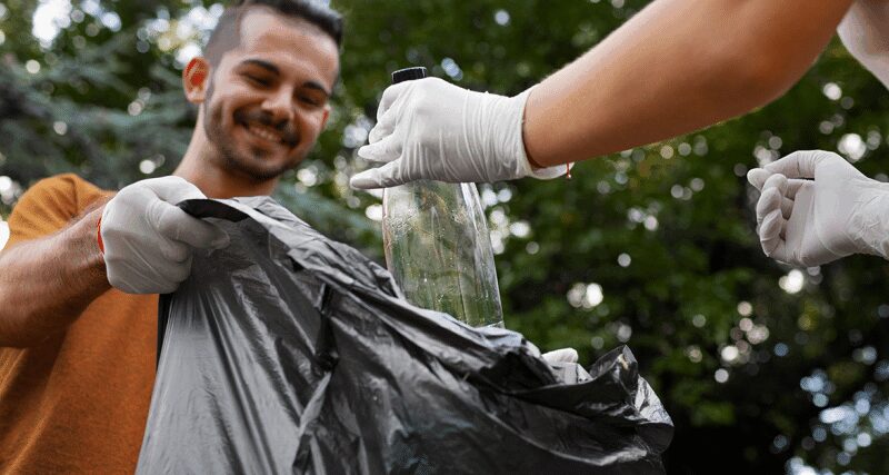 Copo de plástico 100% reciclável com embalagem rastreável e programa de troca por materiais escolares sustentável