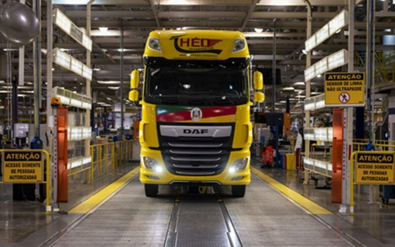 DAF alcança a marca de 40 mil caminhões produzidos no Brasil e faz entrega especial