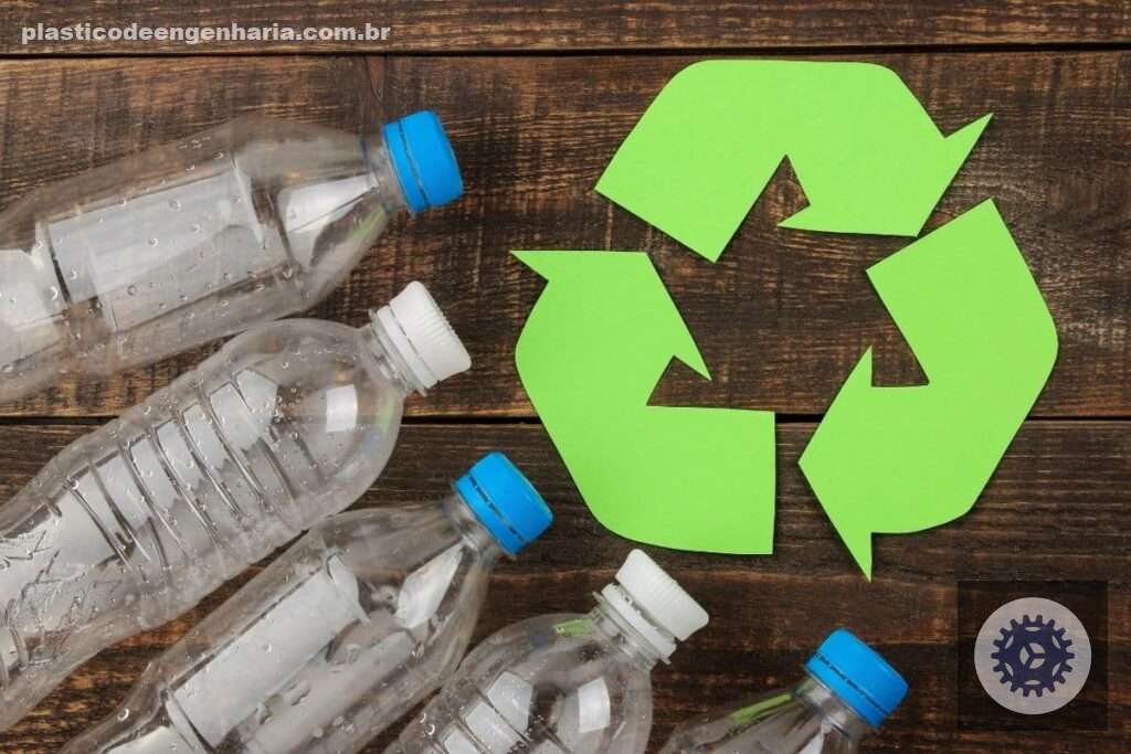 Na imagem aparecem garrafas plásticas transparentes e o símbolo da reciclagem 