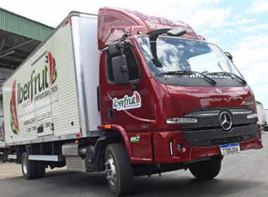 Primeira unidade do novo Accelo 1117 entra em operação no transporte de hortifrutigranjeiros