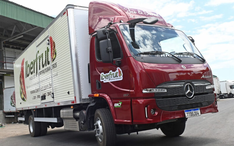 Primeira unidade do novo Accelo 1117 entra em operação no transporte de hortifrutigranjeiros