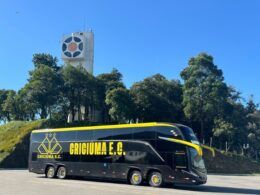 Criciúma Esporte Clube usa ônibus Scania personalizado com suas cores para transporte entre jogos