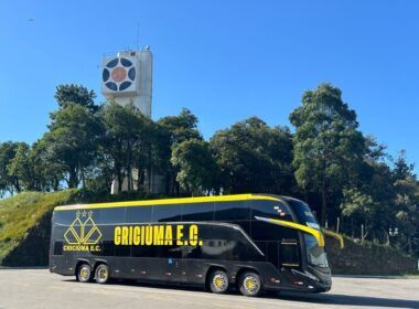 Criciúma Esporte Clube usa ônibus Scania personalizado com suas cores para transporte entre jogos