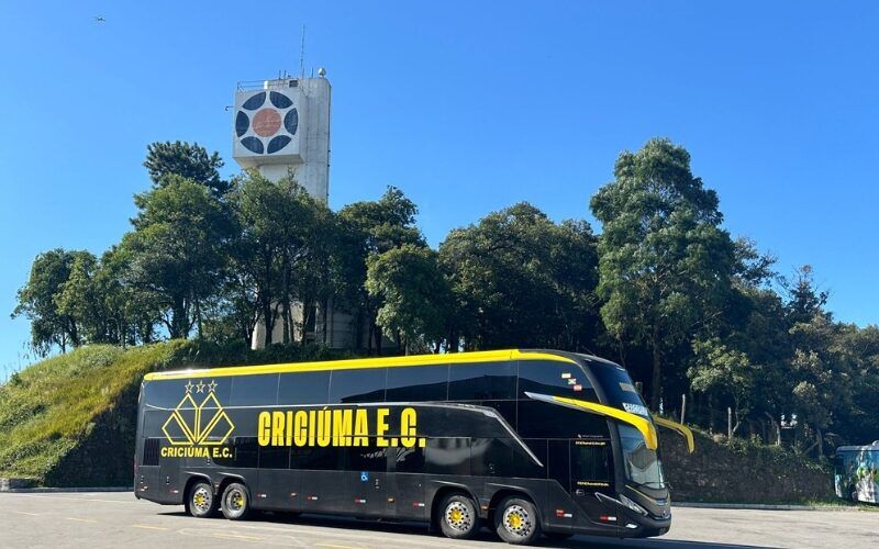 Criciúma Esporte Clube usa ônibus Scania personalizado com suas cores para transporte entre jogos